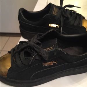 Wmns pumas suede black & gold platforms